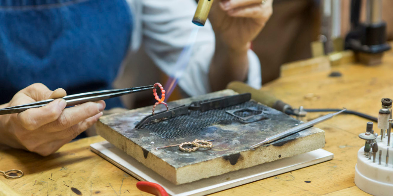 L'ea Gümüş Tasarım atölyesinde alevle şekillendirilen özgün bir takı tasarımı ve el yapımı gümüş tasarım sürecinde kullanılan profesyonel kuyumcu el aletleri.