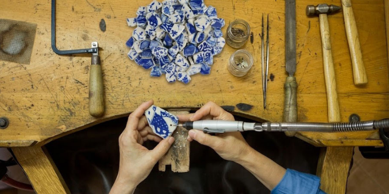 L'ea Gümüş Tasarım imzalı recycle koleksiyonundan antika porselen parçalı el yapımı gümüş tasarım kolye ve üretimde kullanılan mavi beyaz porselenlerin detay görünümü.