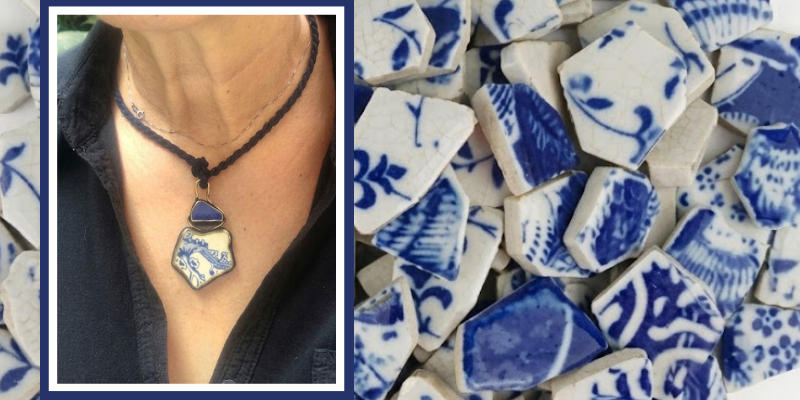 Geri dönüştürülmüş mavi-beyaz porselen parçalarından hazırlanmış özgün el yapımı gümüş tasarım kolye ucu ve kolye yapımında kullanılan kırık porselen yığını.
