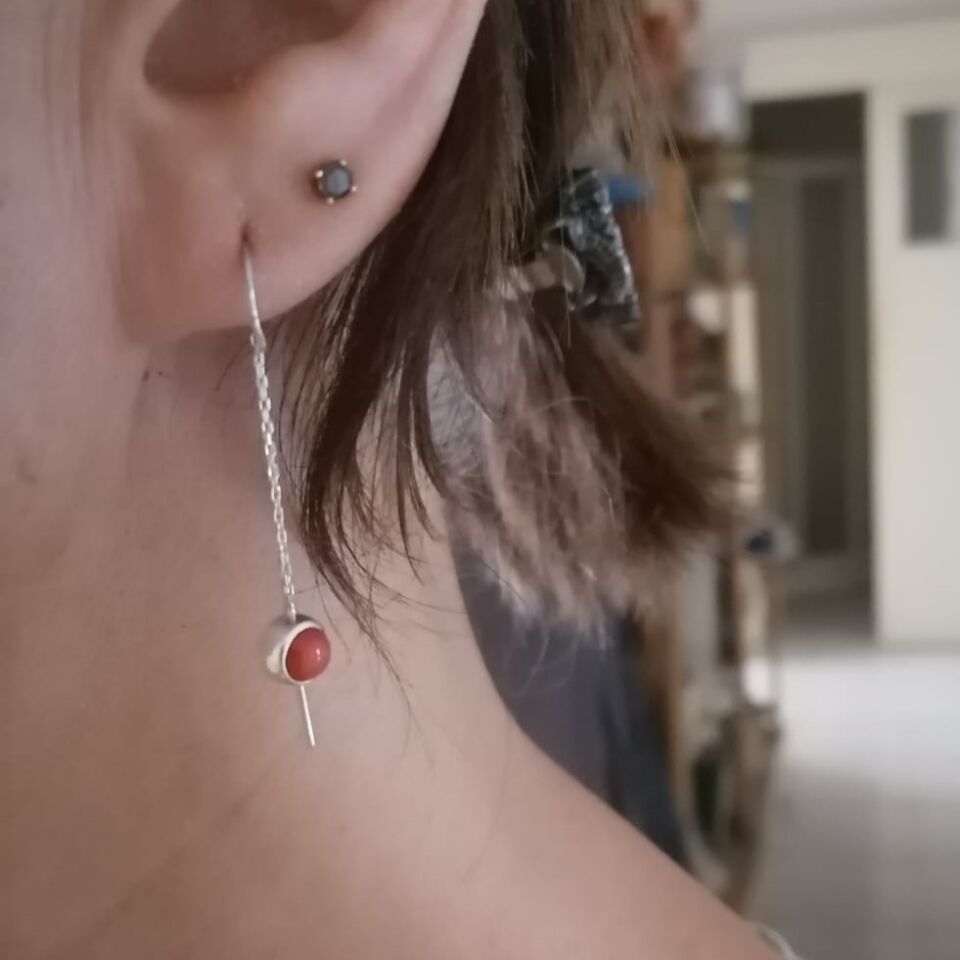 Mercan Taşlı Zincirli Gümüş Küpe