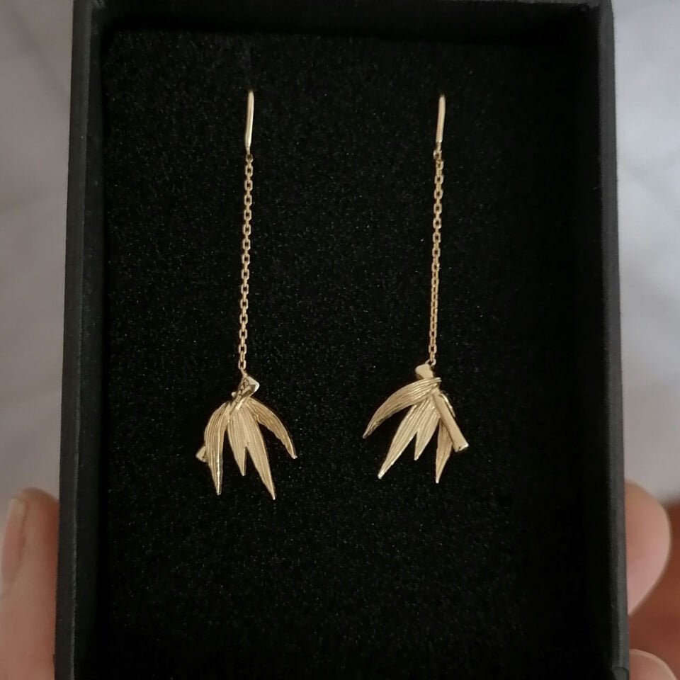 Bambu Yaprak Detaylı Altın Küpe