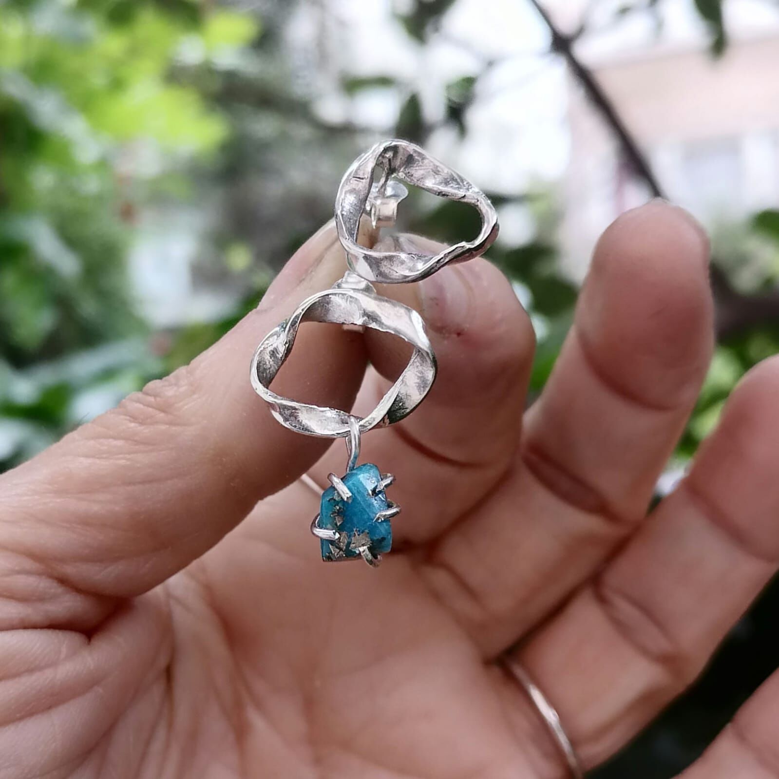 Turkuaz Taşlı Kıvrım Gümüş Küpe