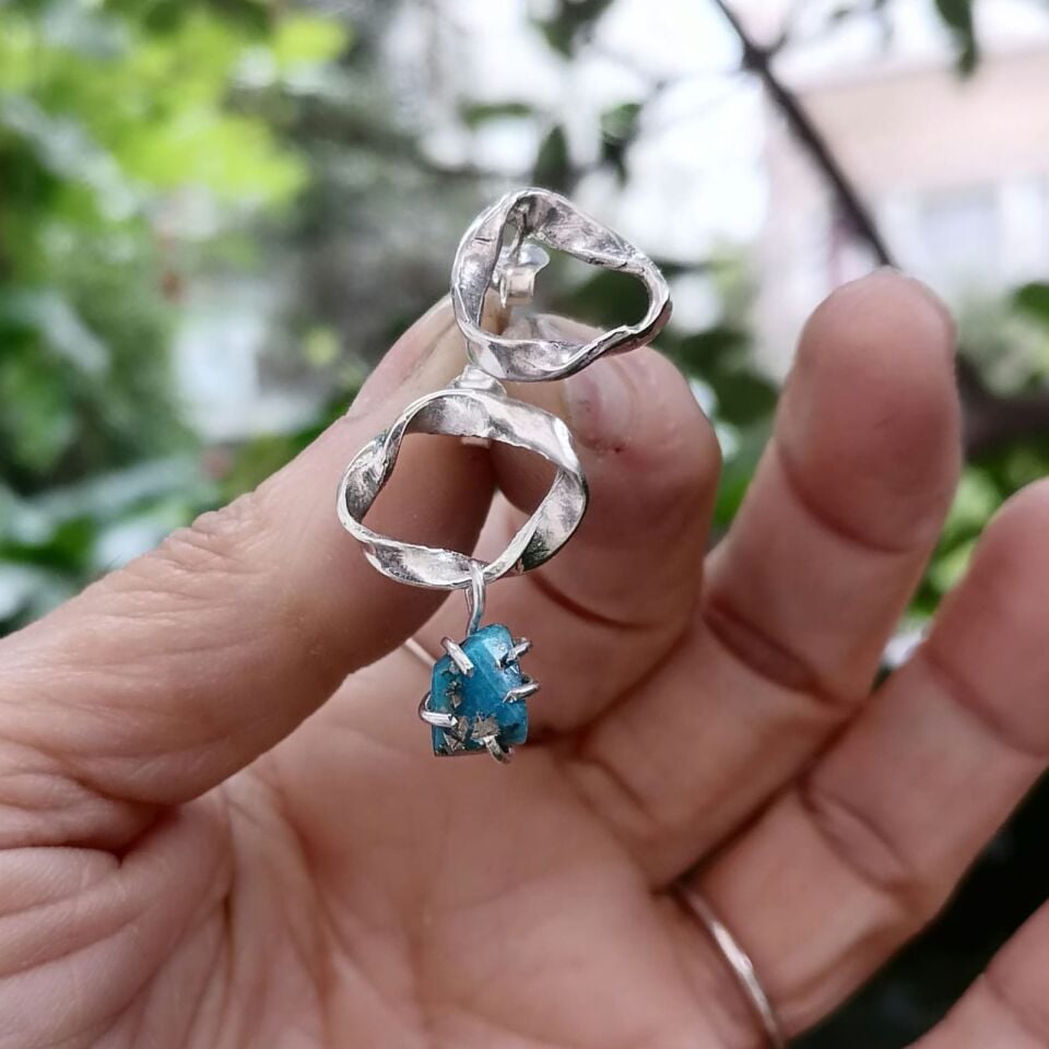 Turkuaz Taşlı Kıvrım Gümüş Küpe