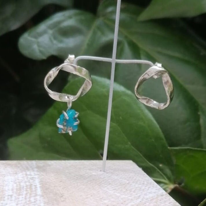 Turkuaz Taşlı Kıvrım Gümüş Küpe