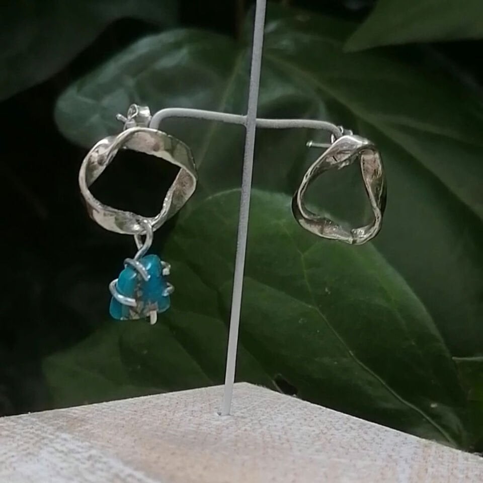 Turkuaz Taşlı Kıvrım Gümüş Küpe