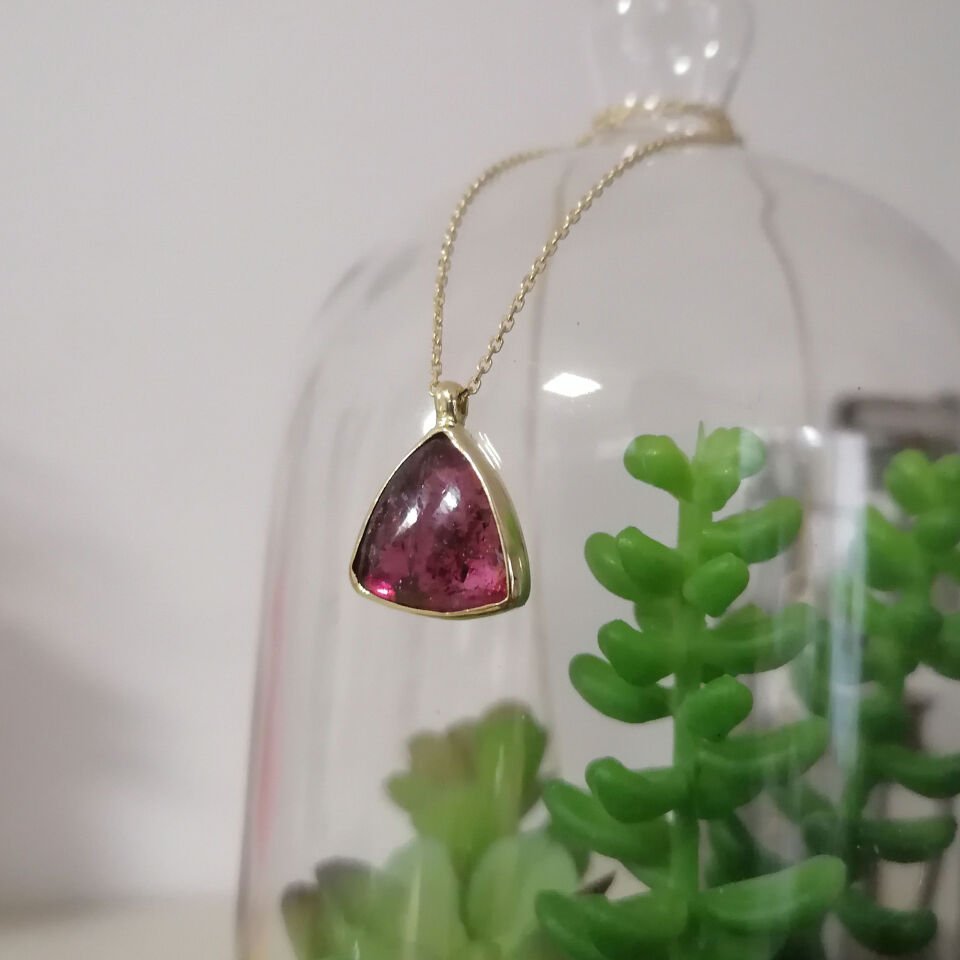 Üçgen Turmaline Taşlı Altın Kolye