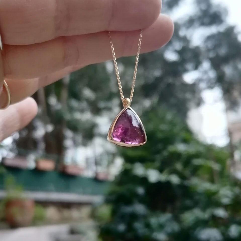 Üçgen Turmaline Taşlı Altın Kolye