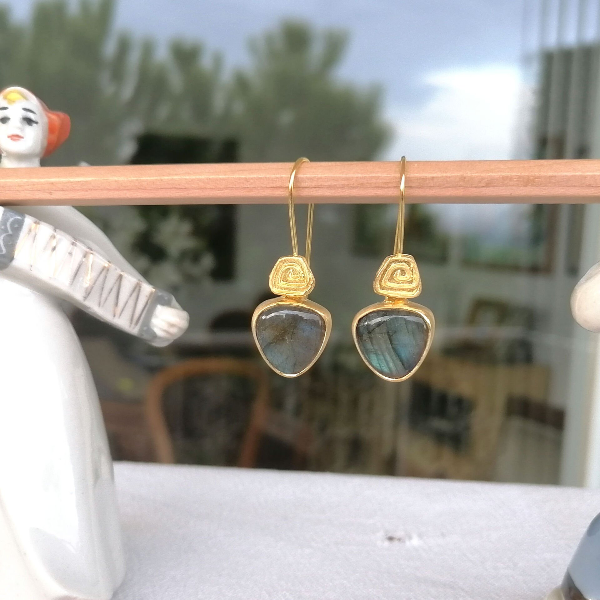 Üçgen Labradorite Taşlı Spiral Küpe Altın Kaplama