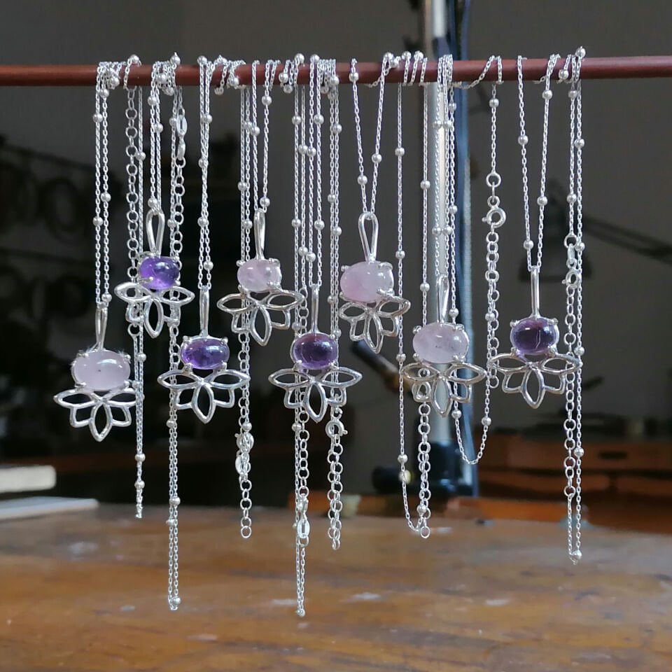 Taş Detaylı Lotus Gümüş Kolye