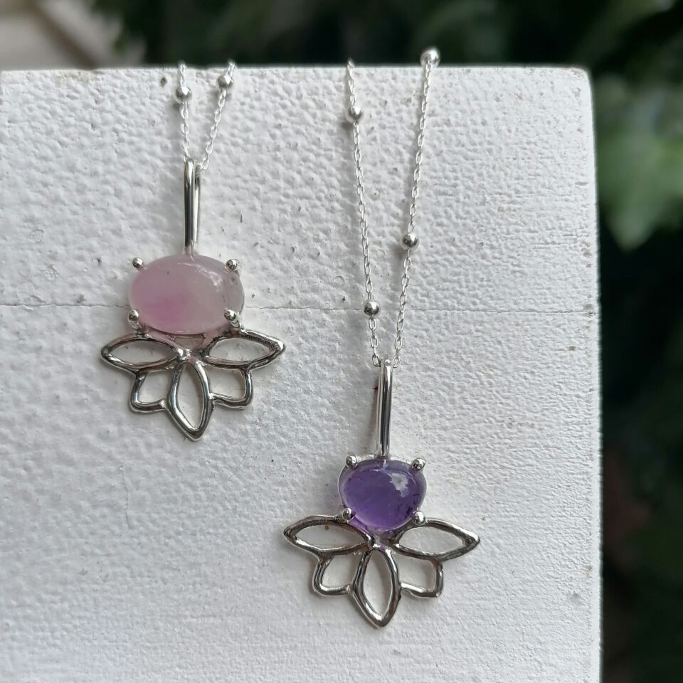 Taş Detaylı Lotus Gümüş Kolye