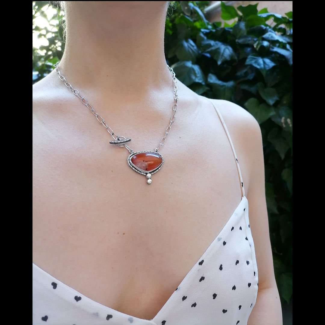 Bal Akik Taşlı Gümüş Üçgen Kolye