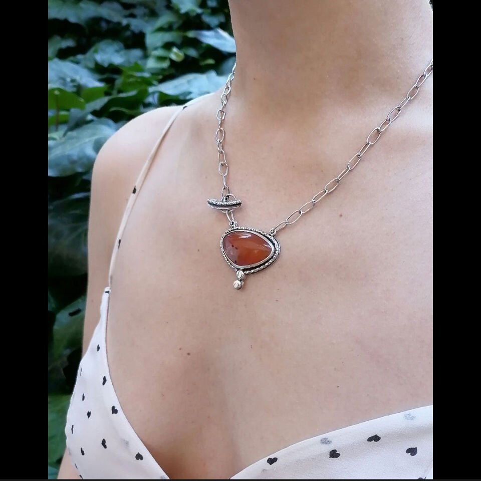 Bal Akik Taşlı Gümüş Üçgen Kolye