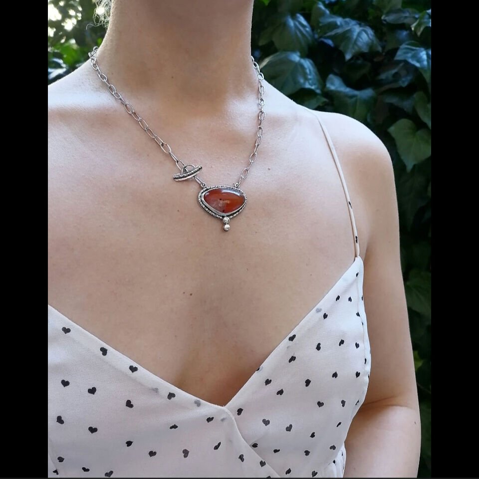 Bal Akik Taşlı Gümüş Üçgen Kolye