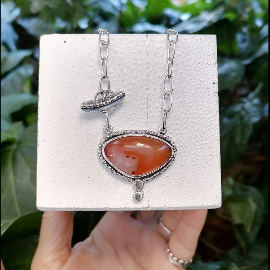 Bal Akik Taşlı Gümüş Üçgen Kolye