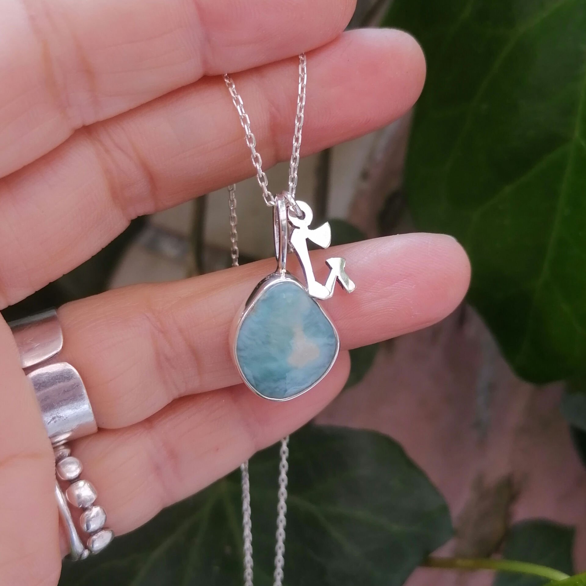 Harf Detaylı Larimar Taşlı Gümüş Kolye