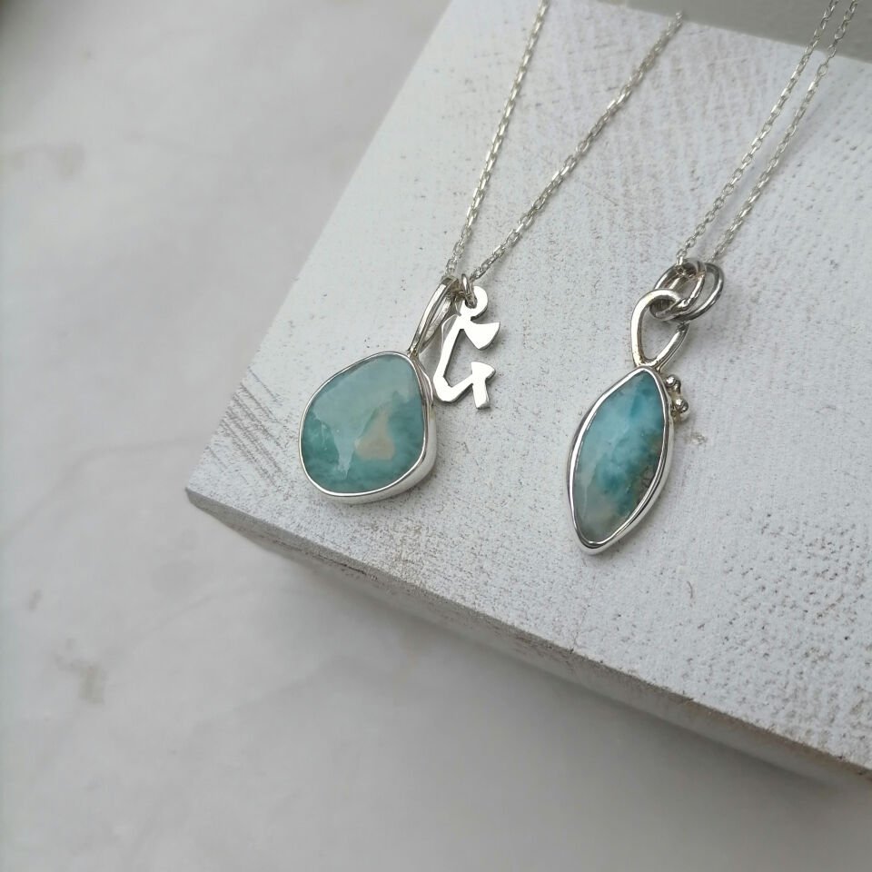 Harf Detaylı Larimar Taşlı Gümüş Kolye