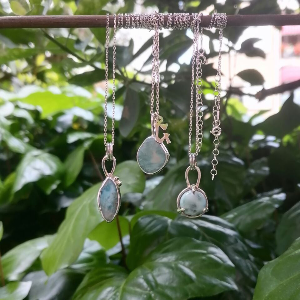 Harf Detaylı Larimar Taşlı Gümüş Kolye