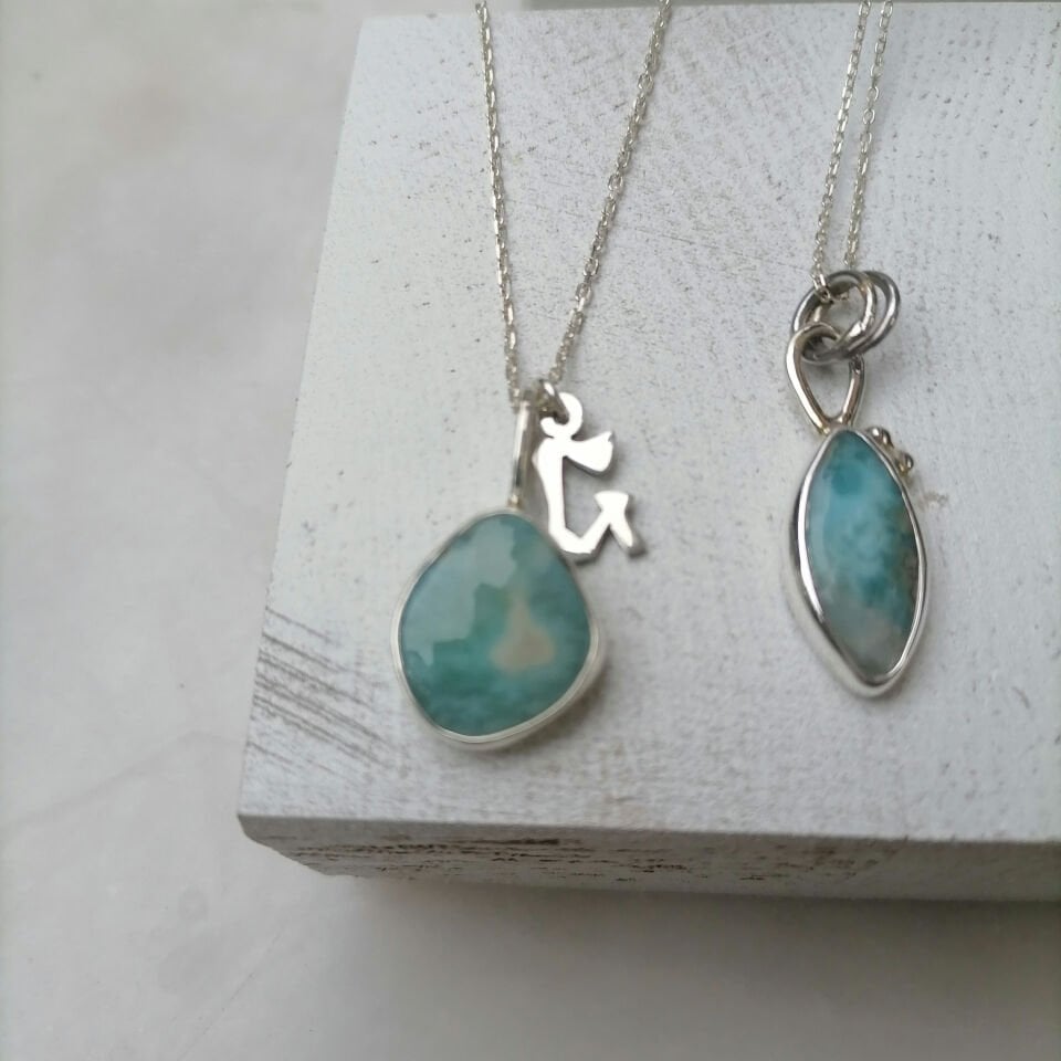 Harf Detaylı Larimar Taşlı Gümüş Kolye