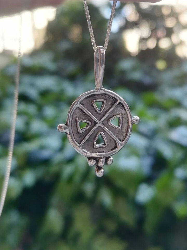 Gümüş Benekli Totem Kolye