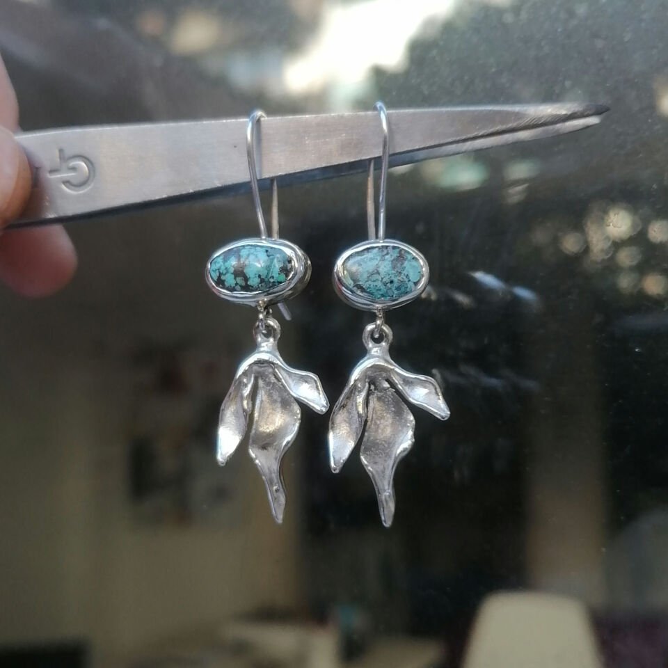 Yaprak Figürlü Turkuaz Gümüş Küpe