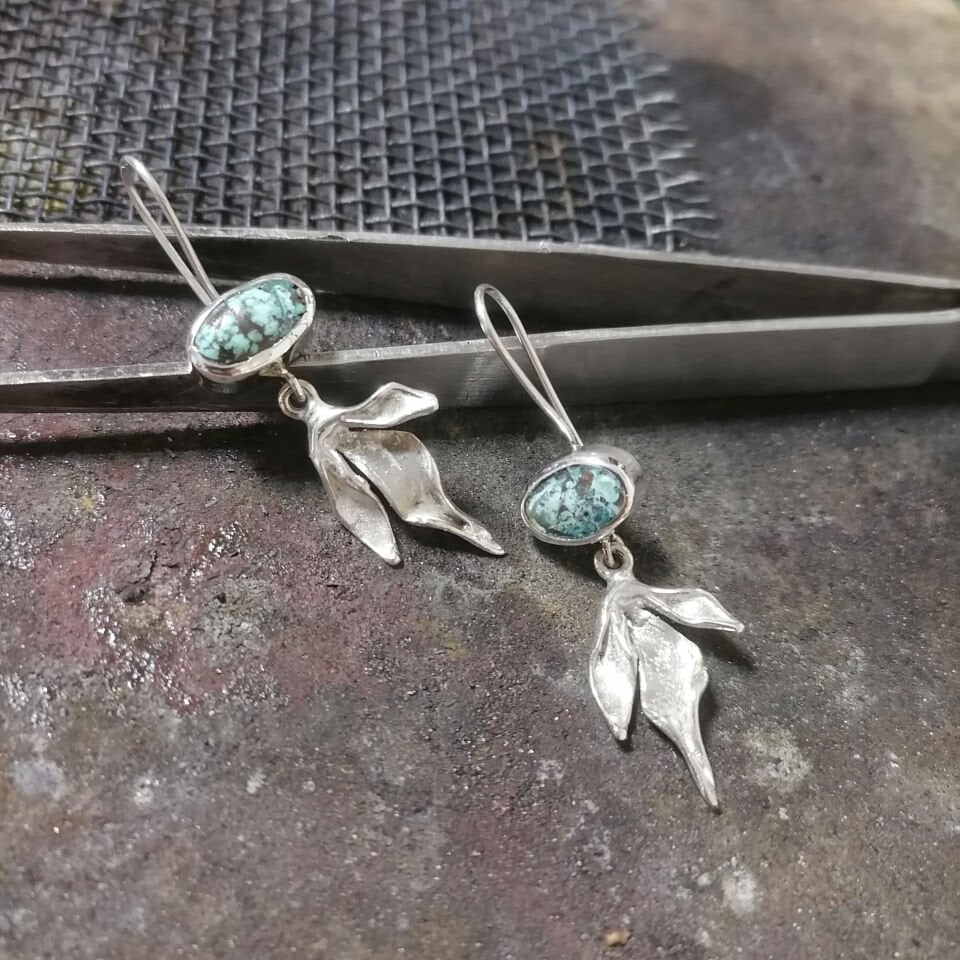 Yaprak Figürlü Turkuaz Gümüş Küpe