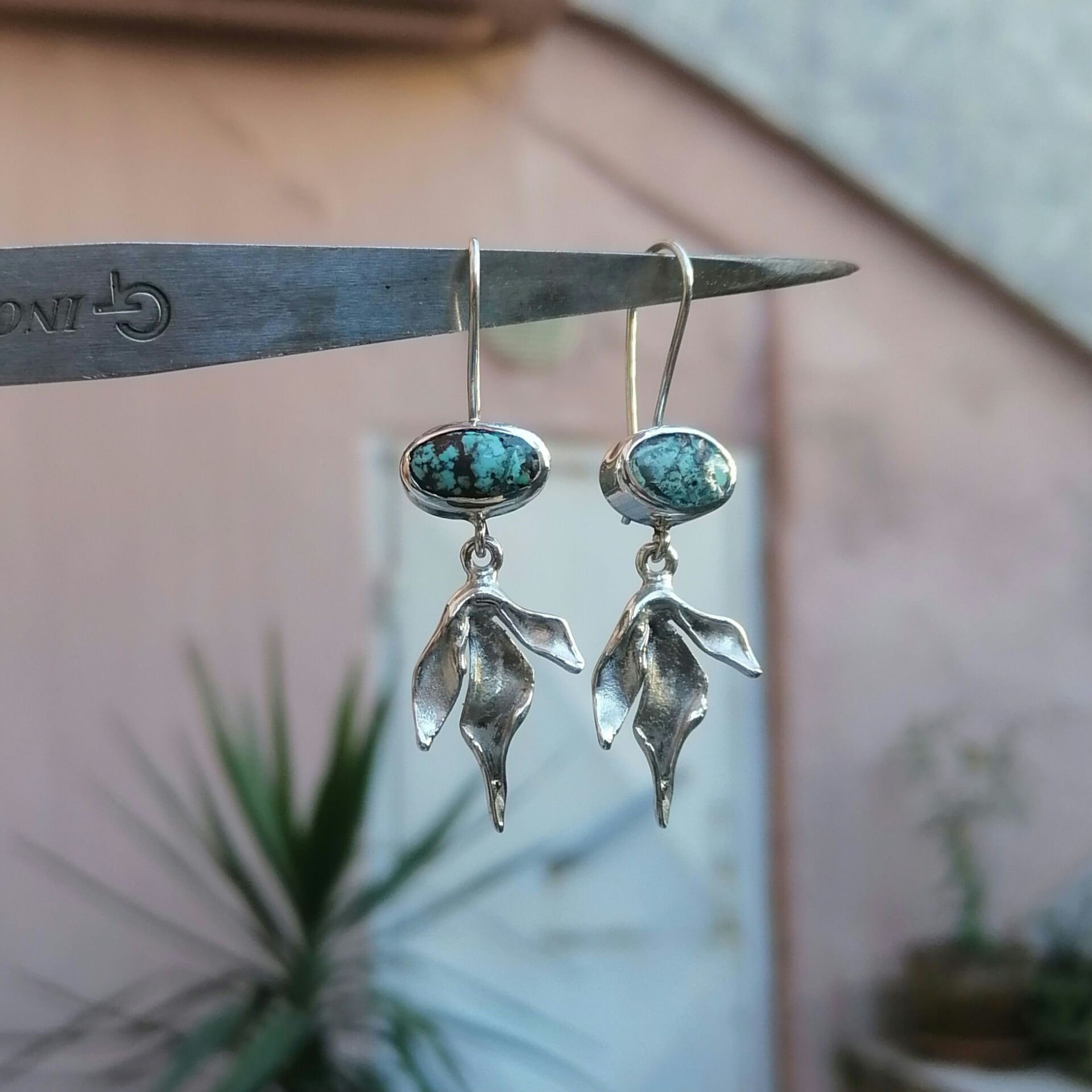 Yaprak Figürlü Turkuaz Gümüş Küpe