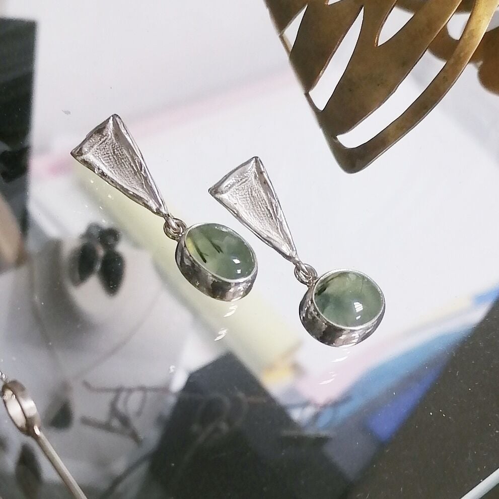 Prehnite Taşlı Gümüş Küpe