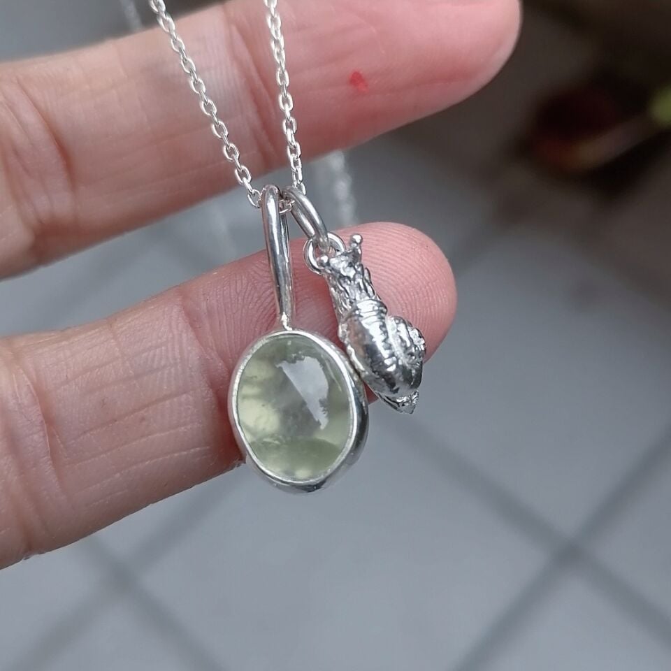 Prehnite Taşlı Gümüş Helix Kolye