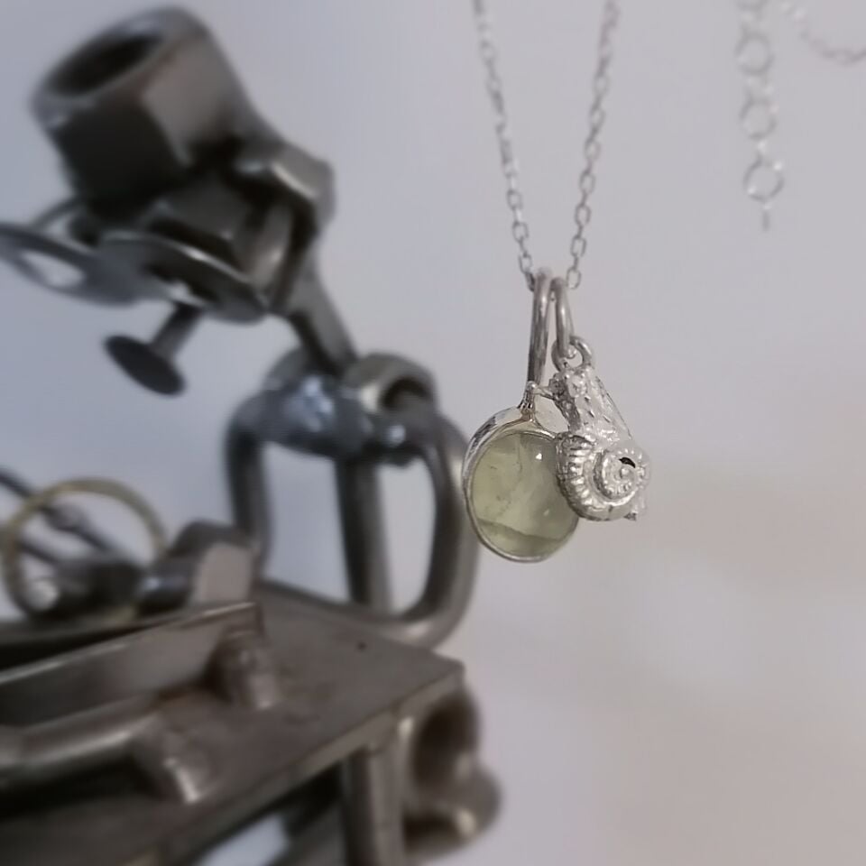 Prehnite Taşlı Gümüş Helix Kolye