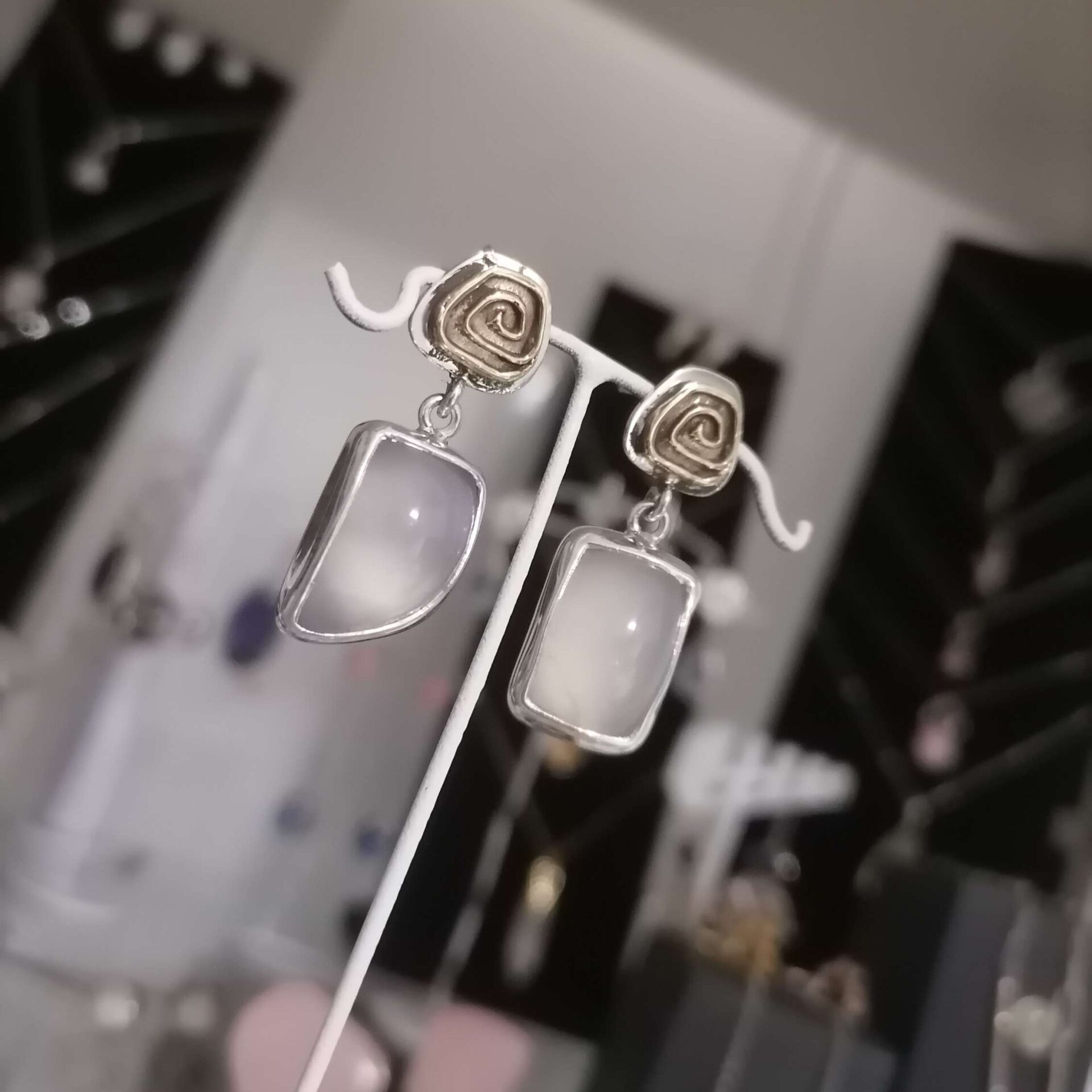 Spiral Figürlü Kalsedon Gümüş Küpe