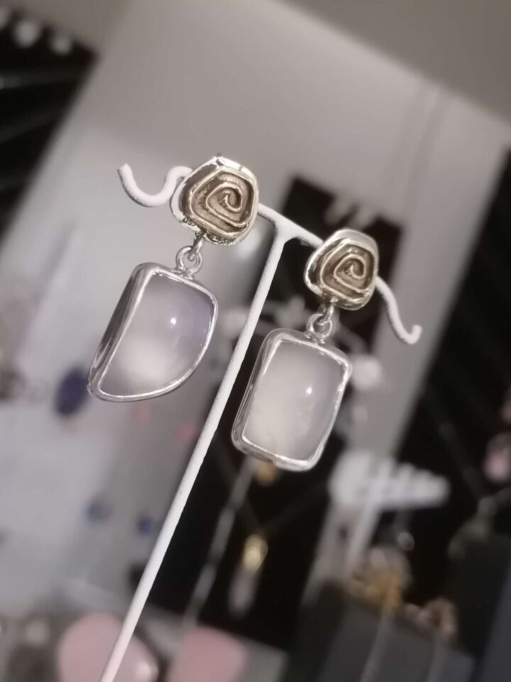 Spiral Figürlü Kalsedon Gümüş Küpe