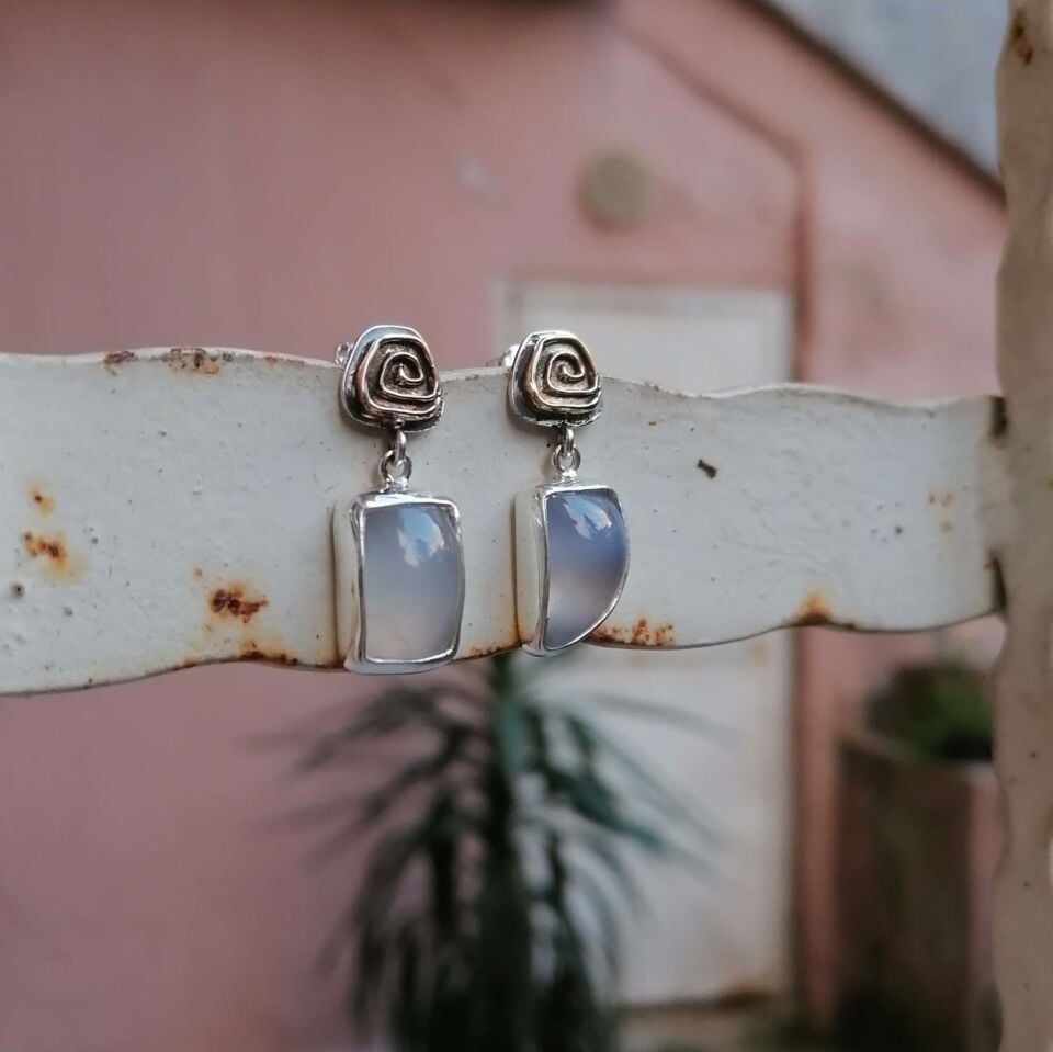 Spiral Figürlü Kalsedon Gümüş Küpe