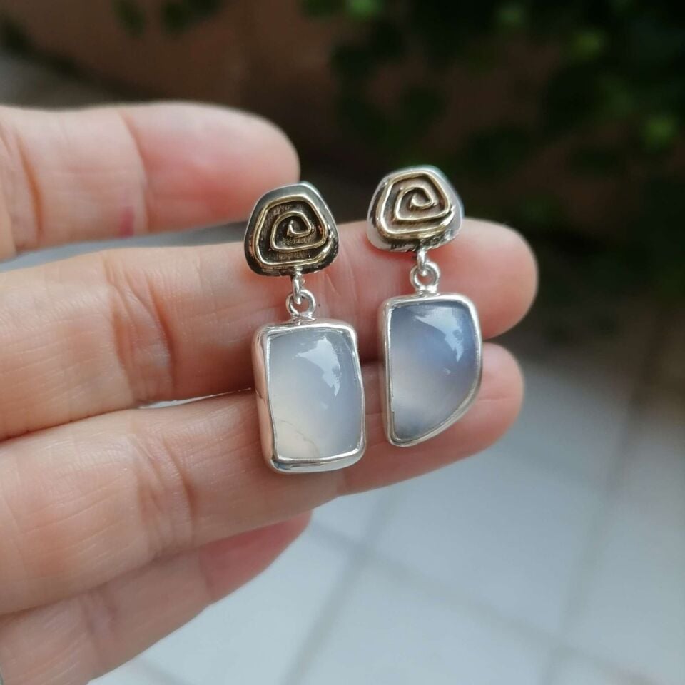 Spiral Figürlü Kalsedon Gümüş Küpe