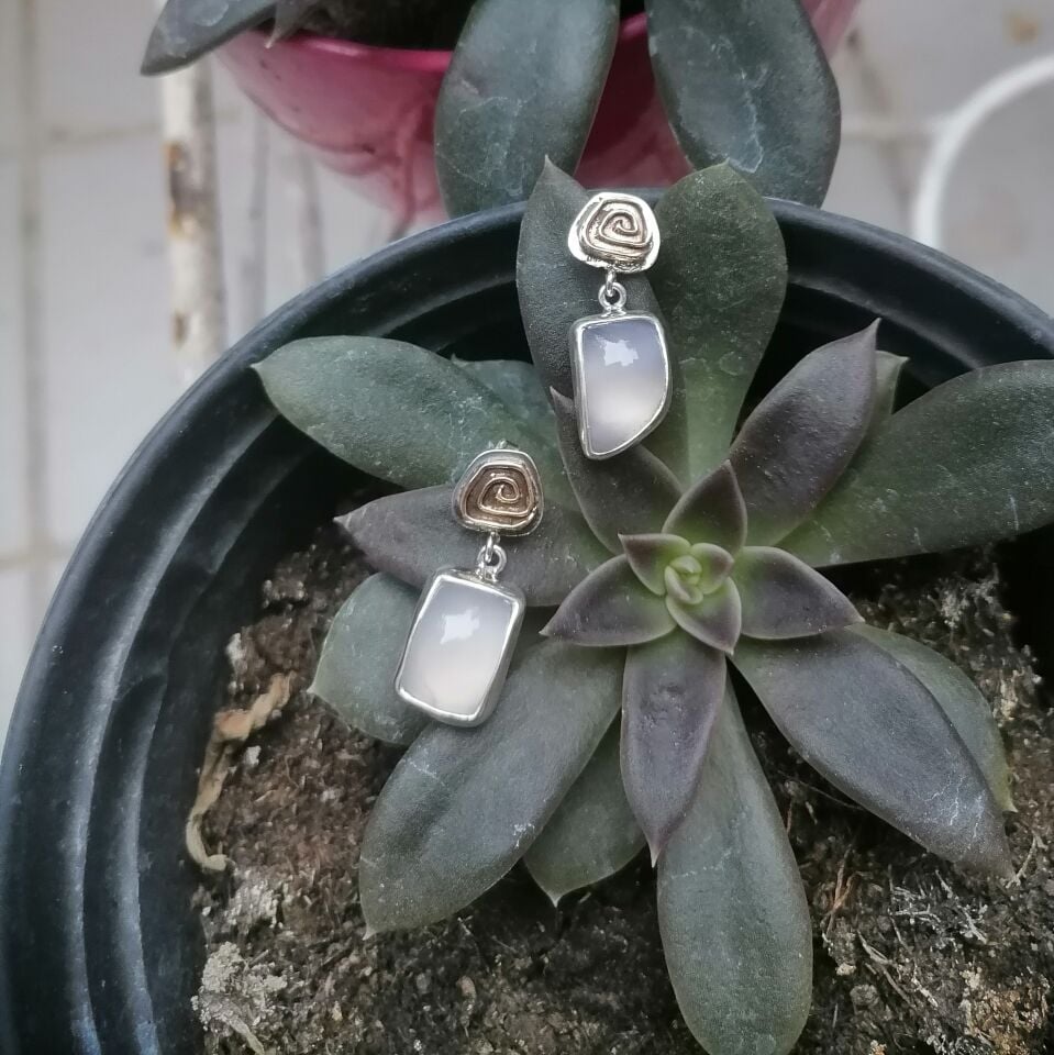 Spiral Figürlü Kalsedon Gümüş Küpe