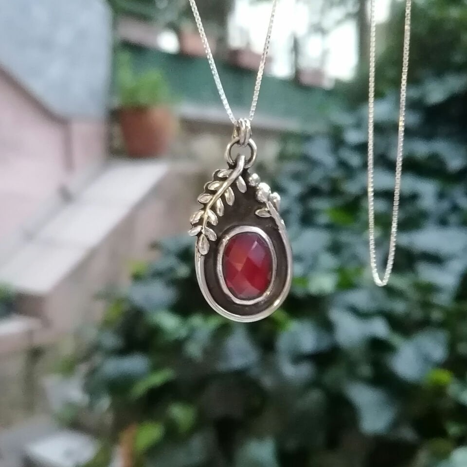 Defne Yapraklı Lâl Taşlı Gümüş Damla Kolye