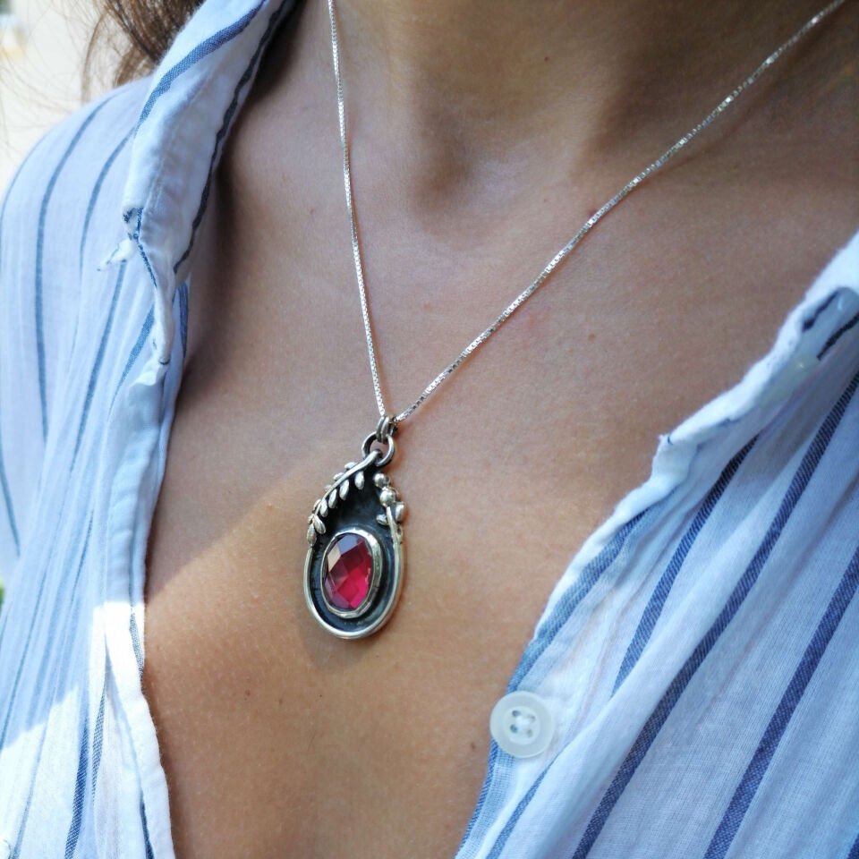 Defne Yapraklı Lâl Taşlı Gümüş Damla Kolye