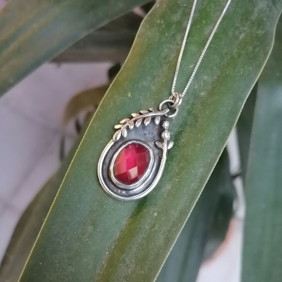 Defne Yapraklı Lâl Taşlı Gümüş Damla Kolye