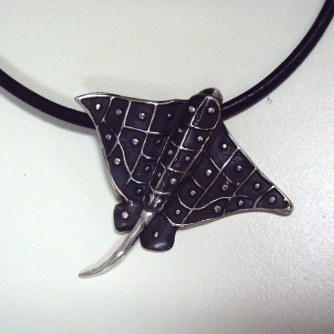 Gümüş Eagle Ray Deri Kordonlu Kolye