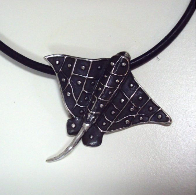 Gümüş Eagle Ray Kolye  Deri Kordonlu