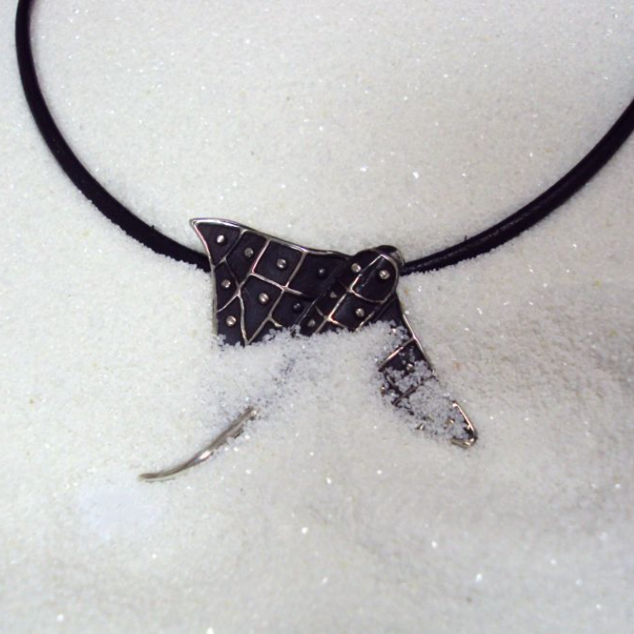 Gümüş Eagle Ray Kolye  Deri Kordonlu