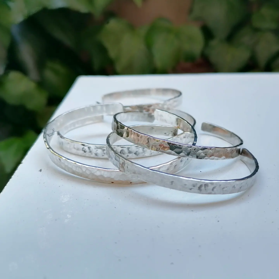 Dövü Vurgulu Kelepçe Gümüş Erkek Bileklik