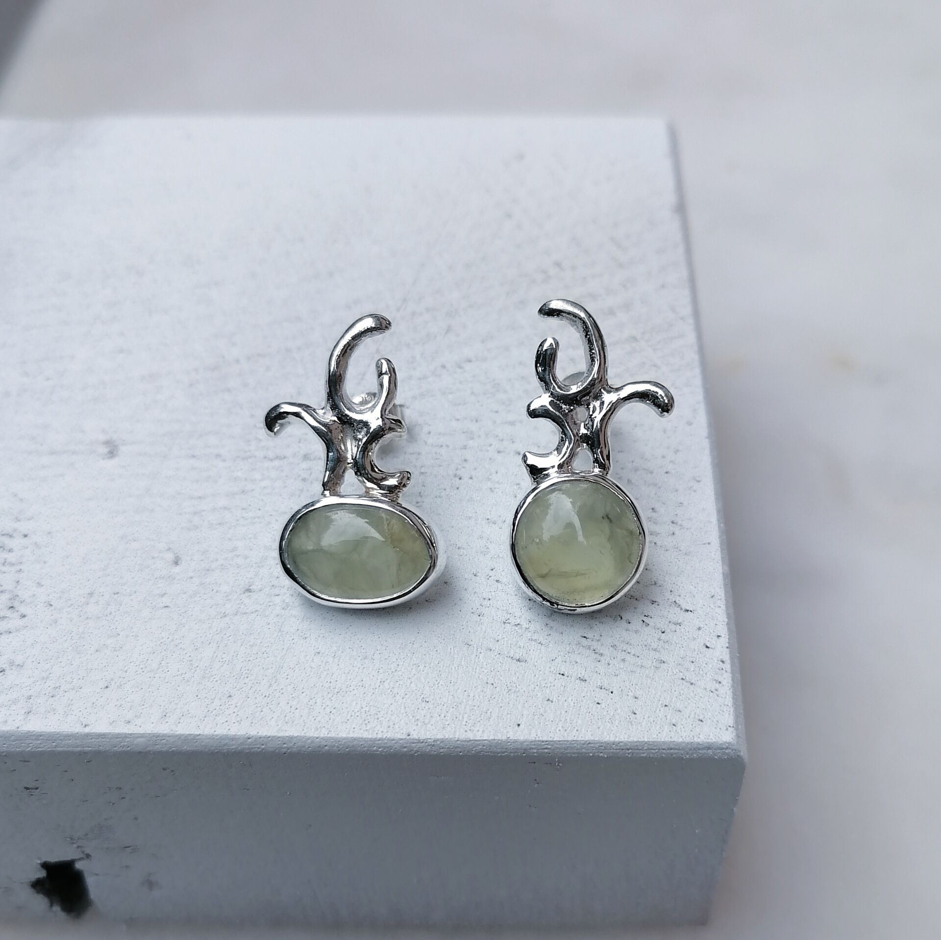 Prehnite Taşlı Pimli Gümüş Küpe