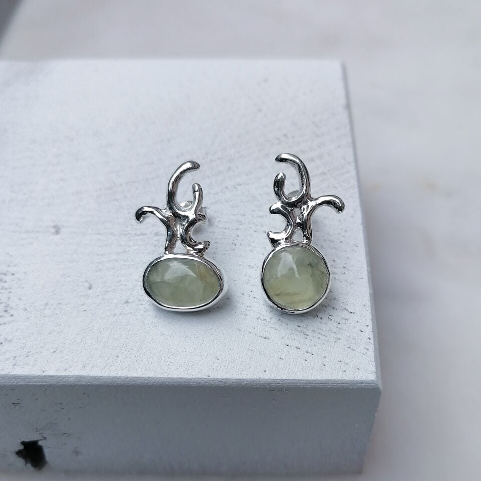 Prehnite Taşlı Pimli Gümüş Küpe