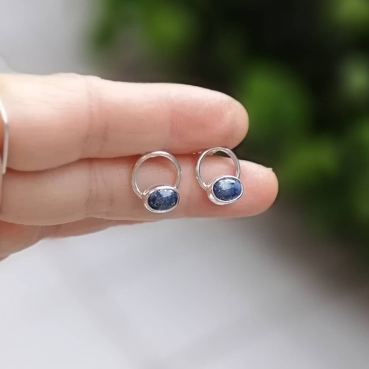 Oval Lapis Taşlı Gümüş Küpe