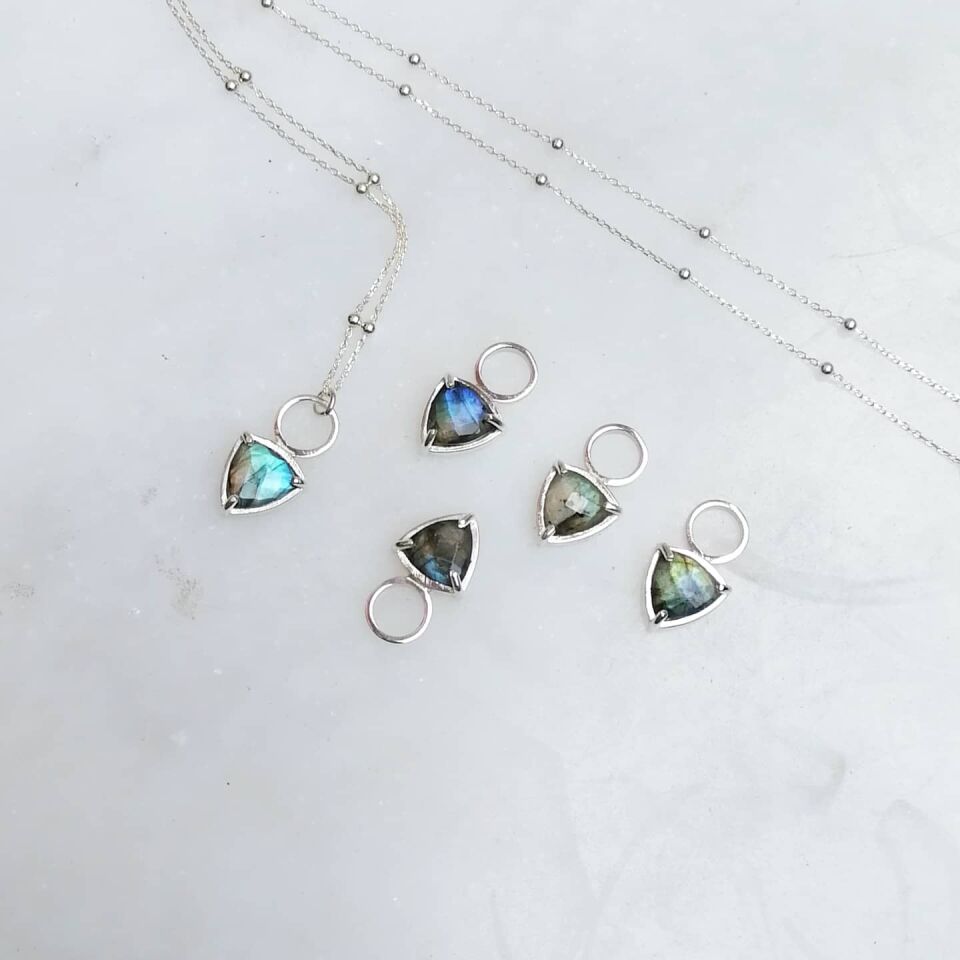Üçgen Labradorite Taşlı Gümüş Kolye