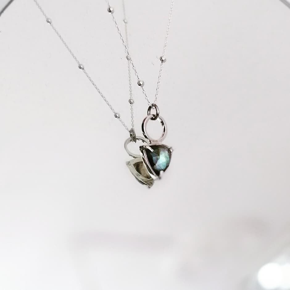 Üçgen Labradorite Taşlı Gümüş Kolye