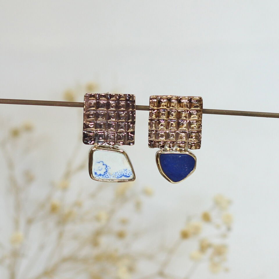 Mavi Beyaz Pötikare Bronz Küpe