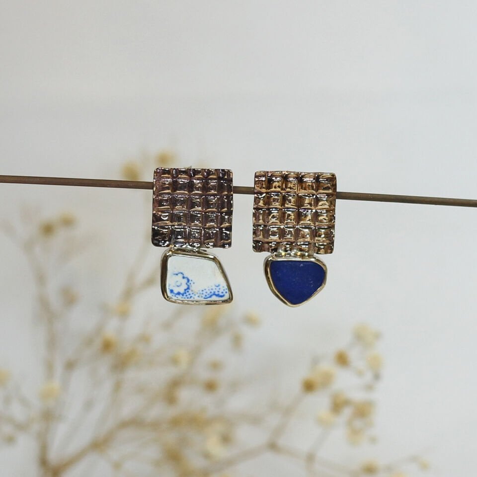 Mavi Beyaz Pötikare Bronz Küpe