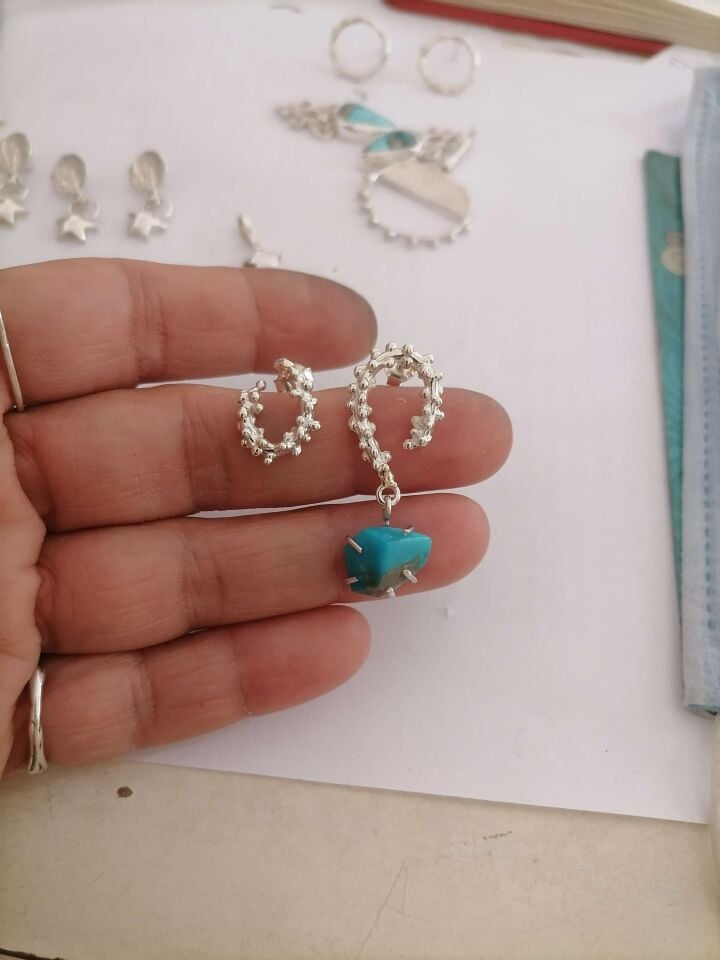 Turkuaz Taşlı Bol Benek Gümüş Küpe