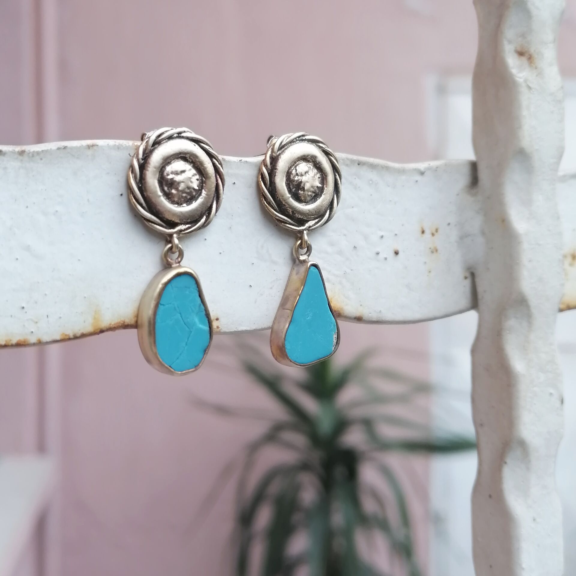 Mavi Taşlı Bronz Küpe